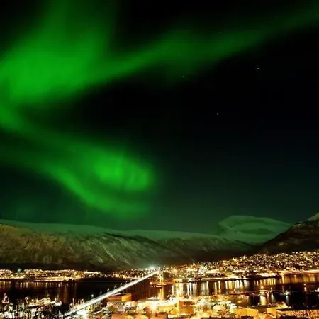 Villa Central, Roomy, Free Parking, Fireplace, View Tromso