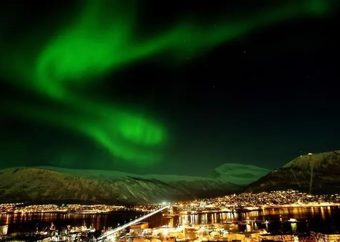 Willa Central, Roomy, Free Parking, Fireplace, View Tromsø